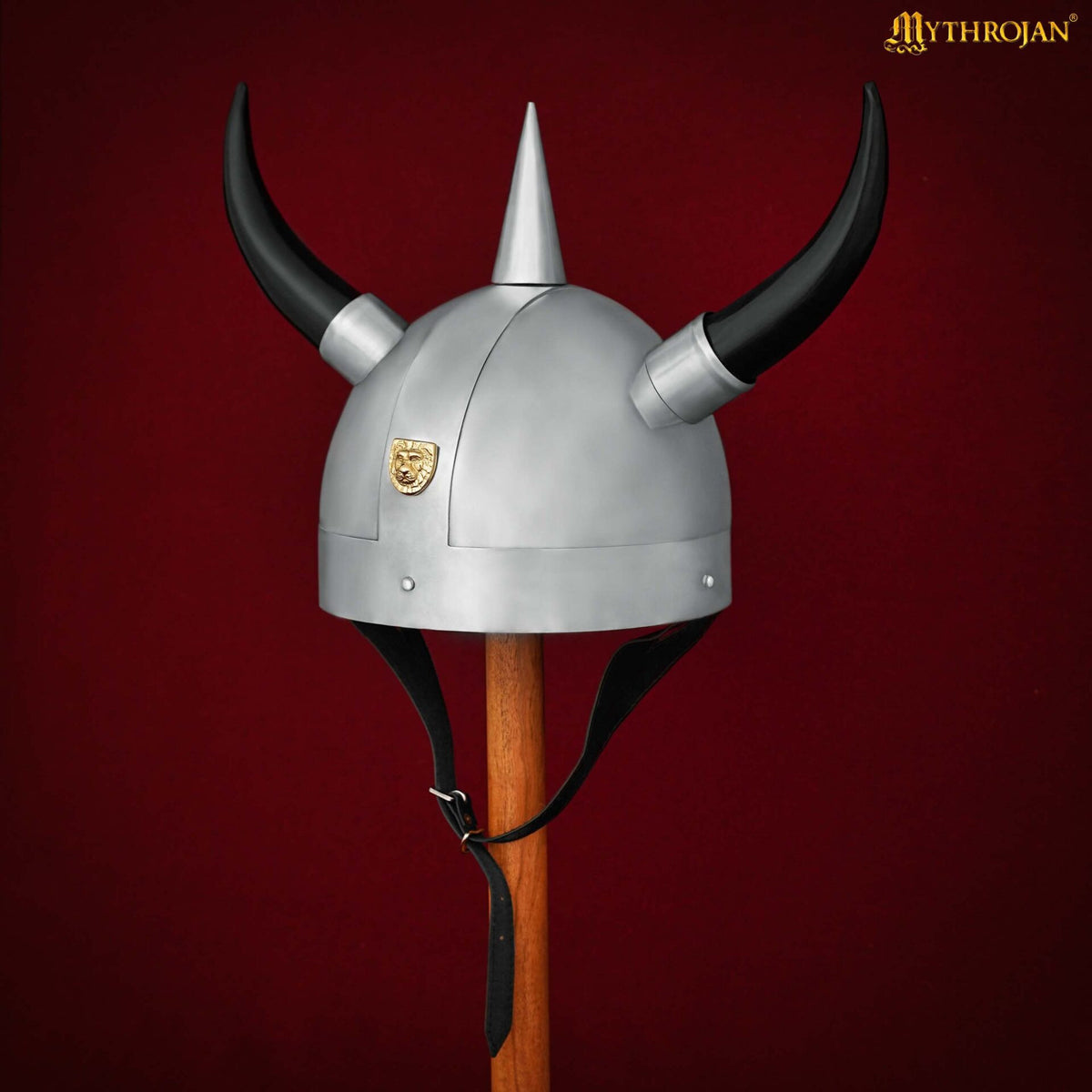 Casco vikingo con cuernos y chapa león