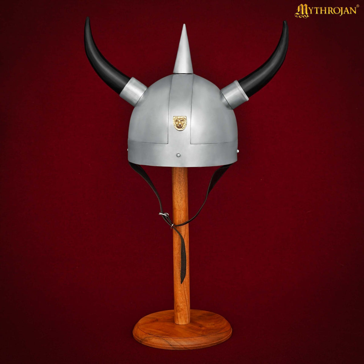 Casco vikingo con cuernos y chapa león