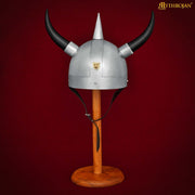 Casco vikingo con cuernos y chapa león