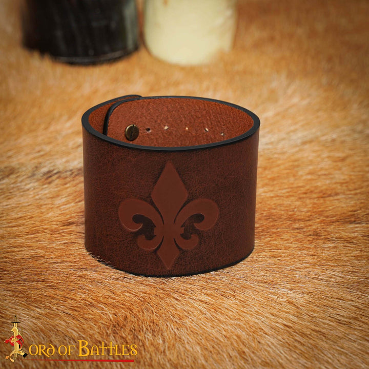 Brazalete medieval en cuero diseño relieve flor de lis, color marrón