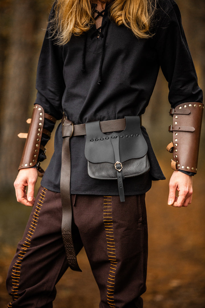 Bolso riñonera medieval en cuero modelo Albrecht, color negro