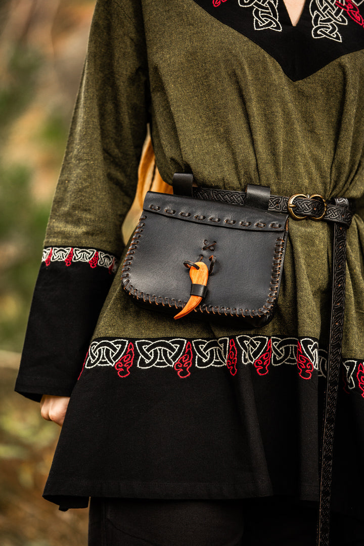 Bolso riñonera medieval en cuero modelo Volmar, color negro
