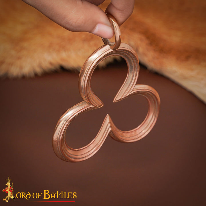Colgante medieval en bronce diseño amuleto Trébol