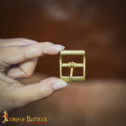 Hebilla medieval pequeña en latón macizo (3,3x2,6 cm.)