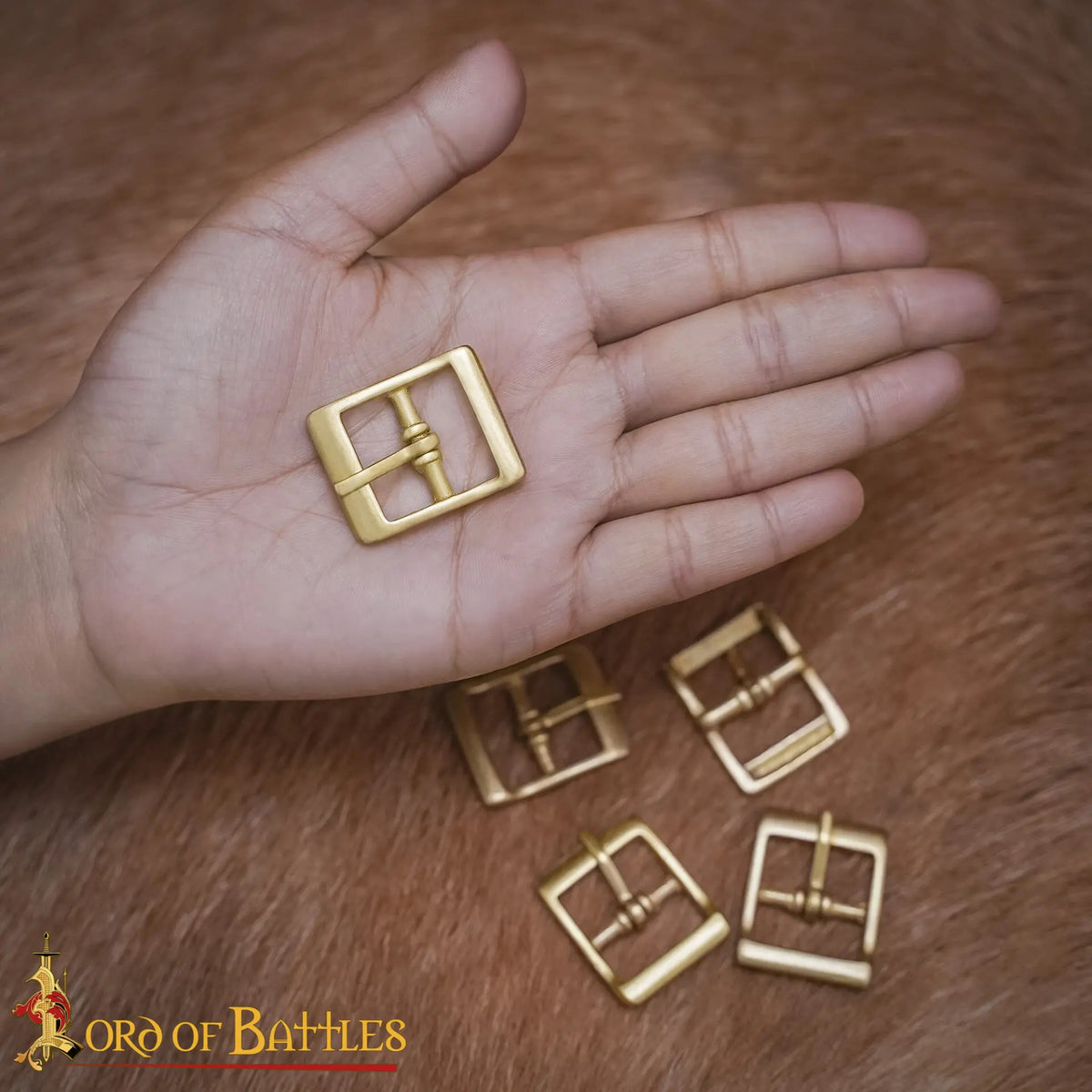 Hebilla medieval pequeña en latón macizo (3,3x2,6 cm.)