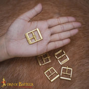 Hebilla medieval pequeña en latón macizo (3,3x2,6 cm.)