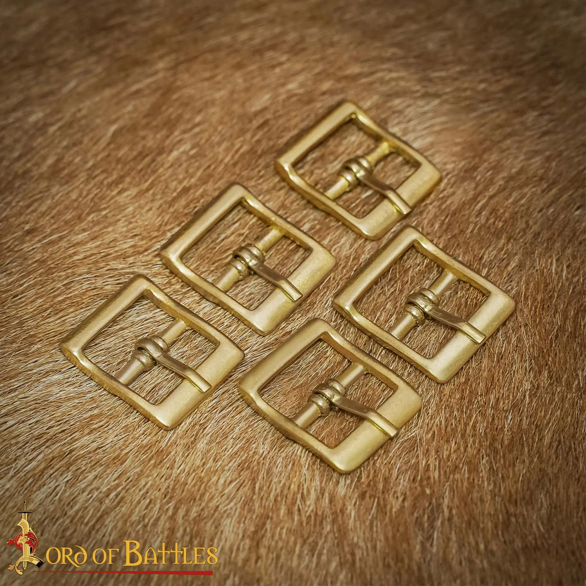 Hebilla medieval pequeña en latón macizo (3,3x2,6 cm.)