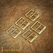 Hebilla medieval pequeña en latón macizo (3,3x2,6 cm.)