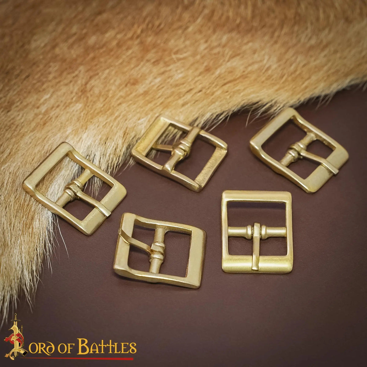 Hebilla medieval pequeña en latón macizo (3,3x2,6 cm.)