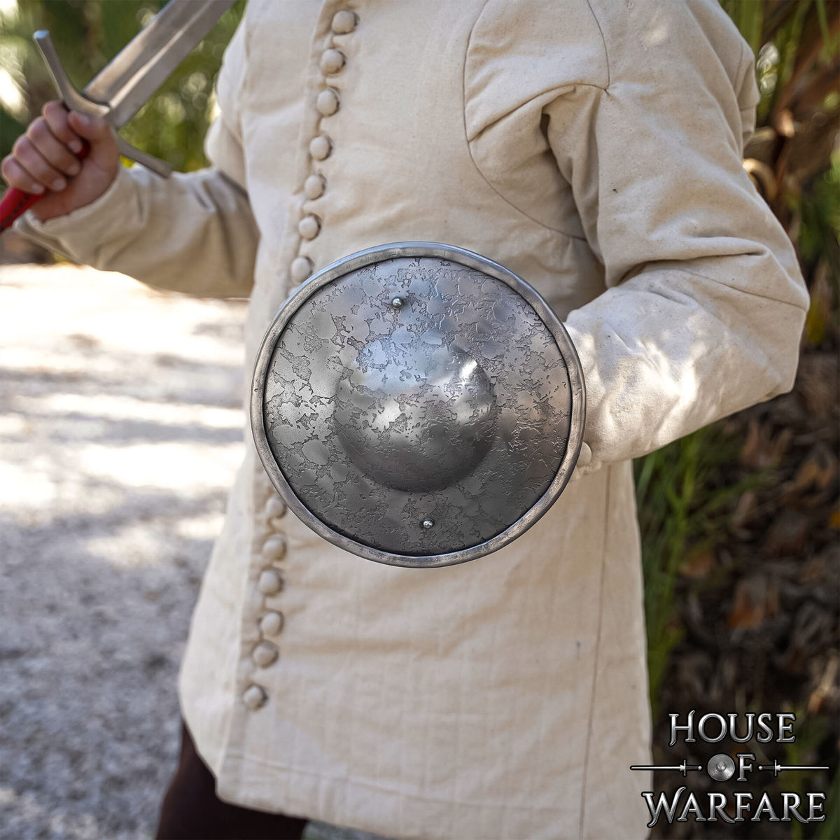 Broquel medieval redondo en acero, acabado antiguo