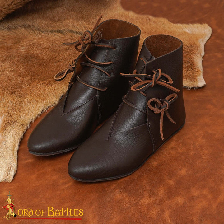 Botines medievales en cuero marrón con cordones laterales