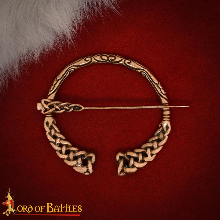 Broche medieval vikingo entrelazado, en bronce envejecido