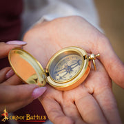 Brújula de bolsillo de latón medieval para navegación