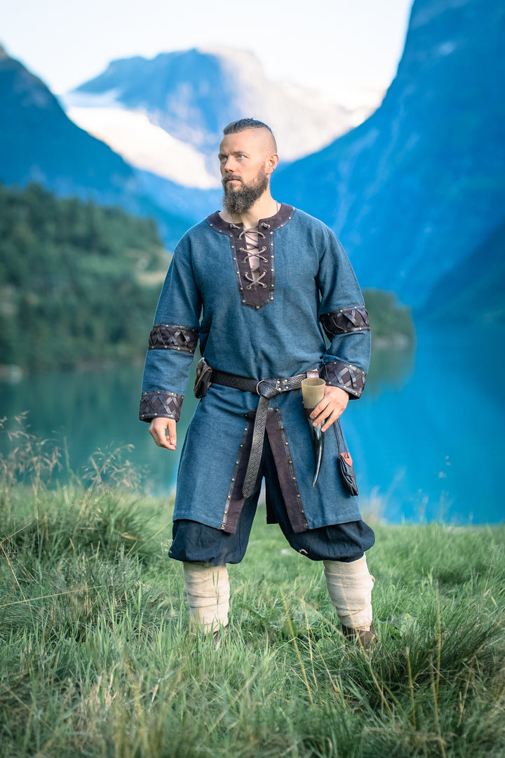 Túnica vikinga modelo Leif, azul con detalles de cuero genuino