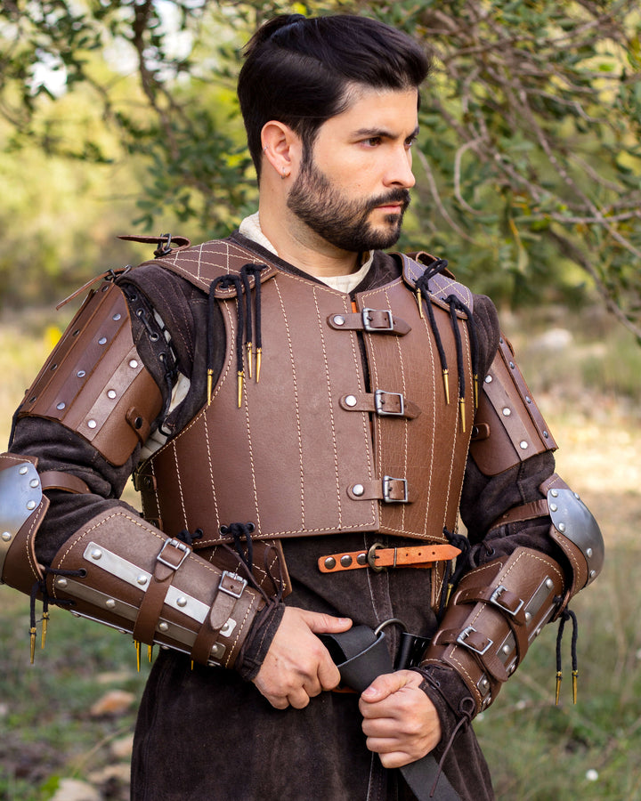 Peto medieval en cuero modelo Strigo, color marrón