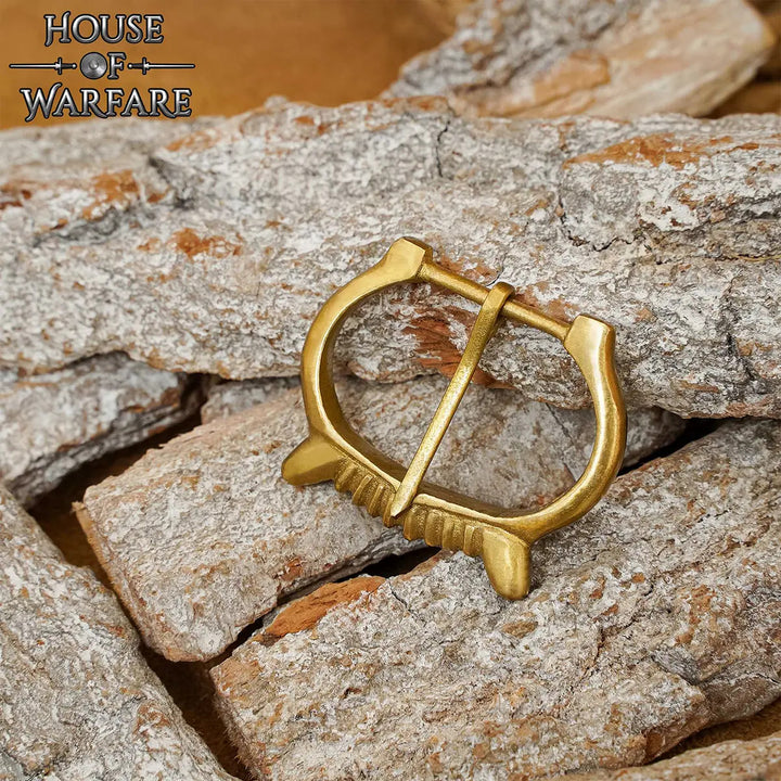 Hebilla medieval en latón brillante para cinturón