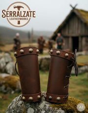 Brazaletes vikingos de cuero marrón y tachuelas