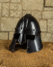 Barbuta medieval modelo Halanor, acabado ennegrecido