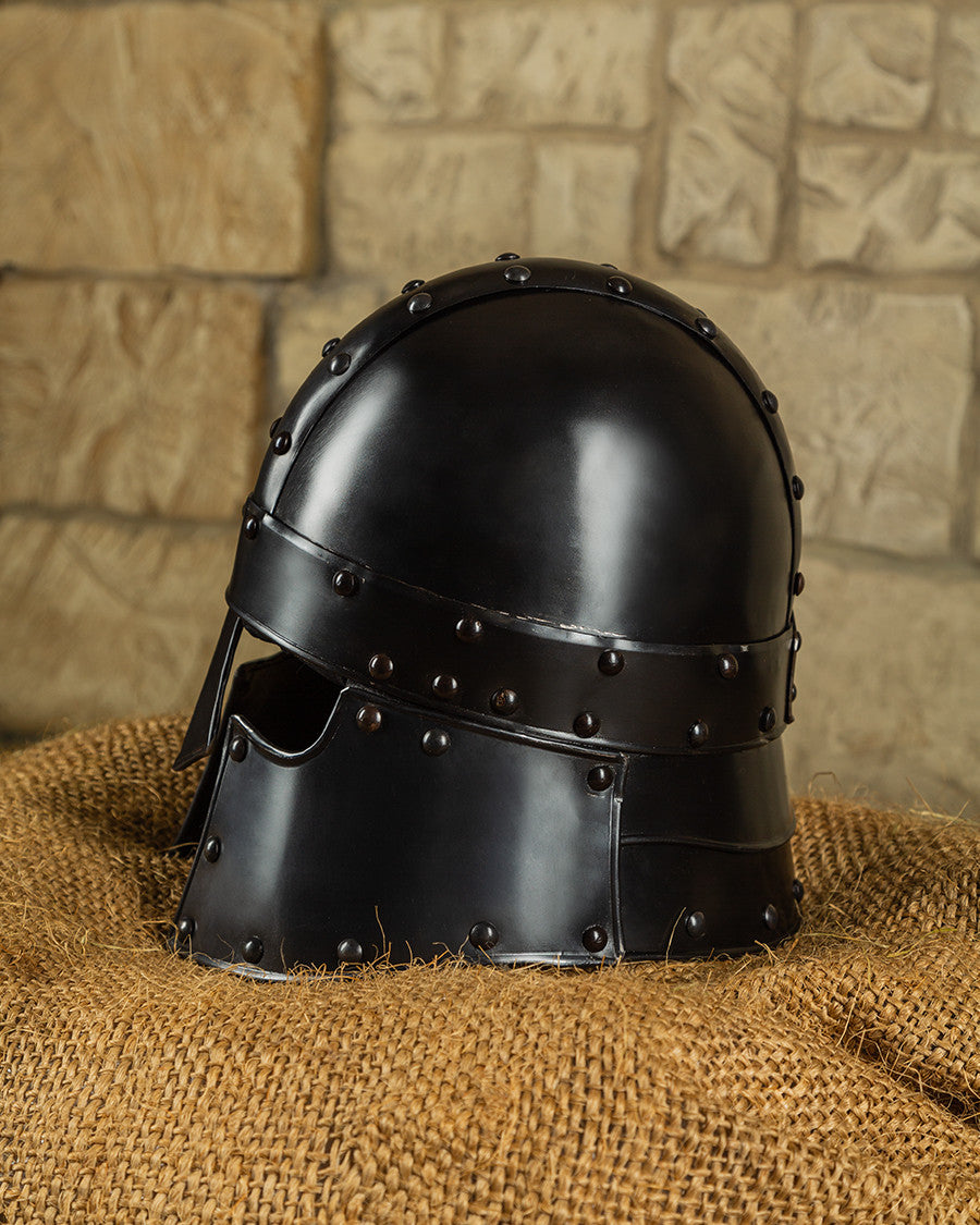 Barbuta medieval modelo Halanor, acabado ennegrecido