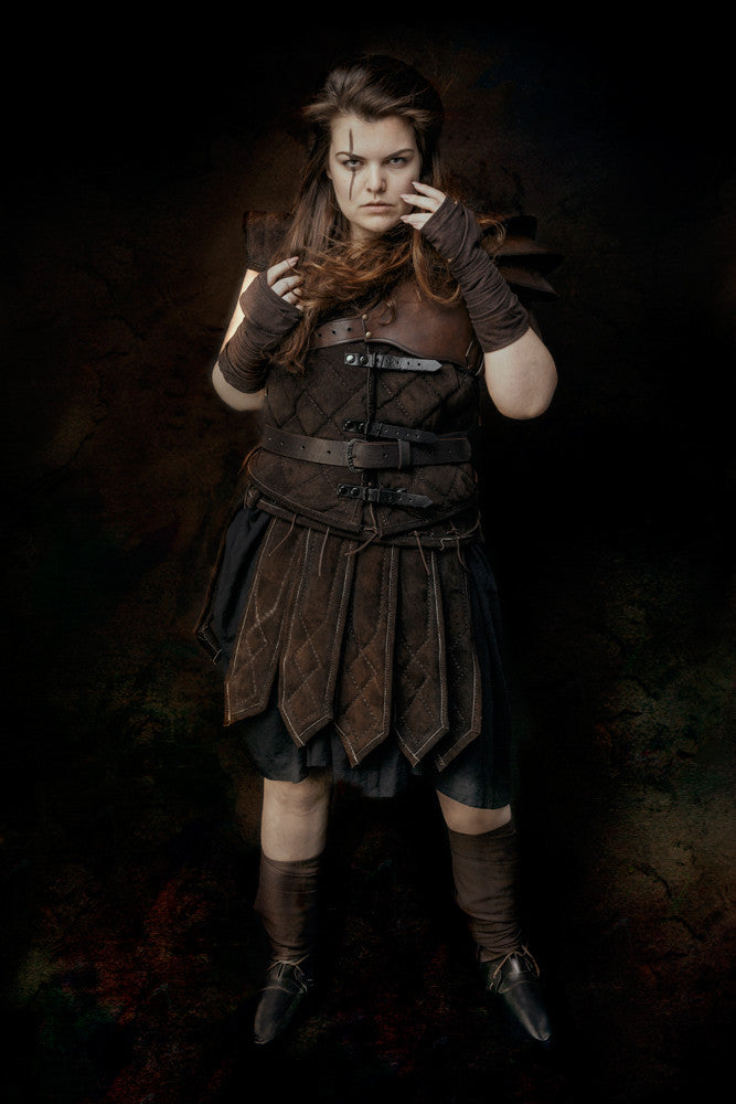 Chaleco medieval ajustable en cuero marrón, modelo Tenebra