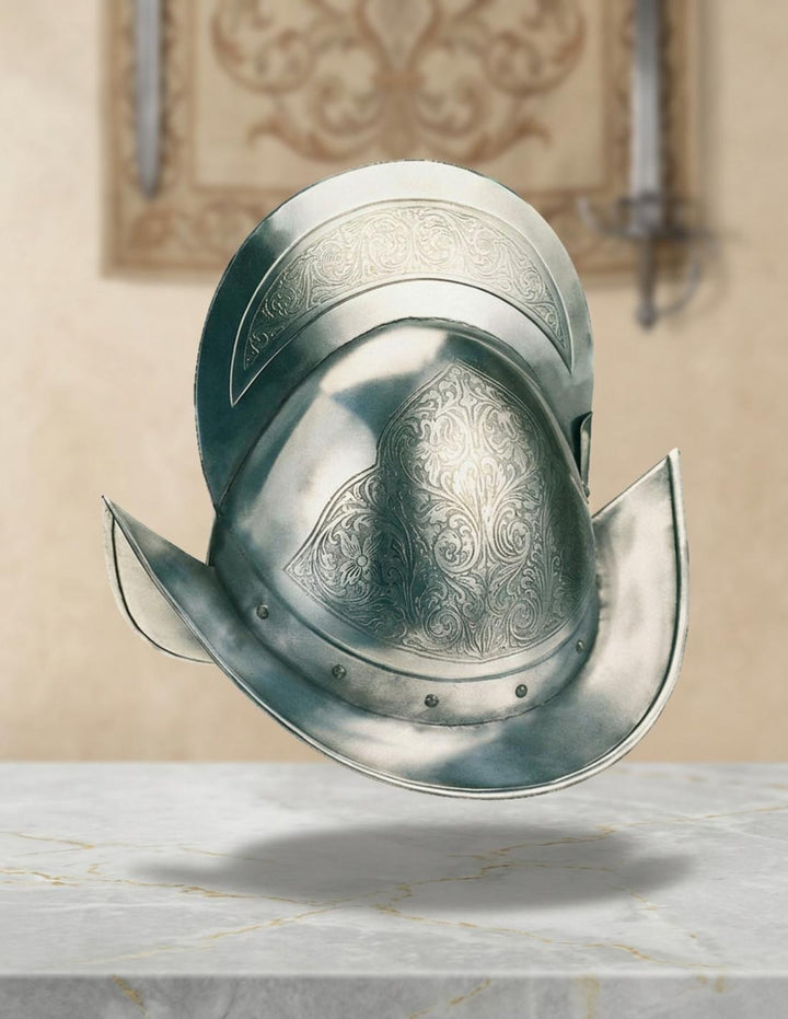 Capacete ornamentado con grabados