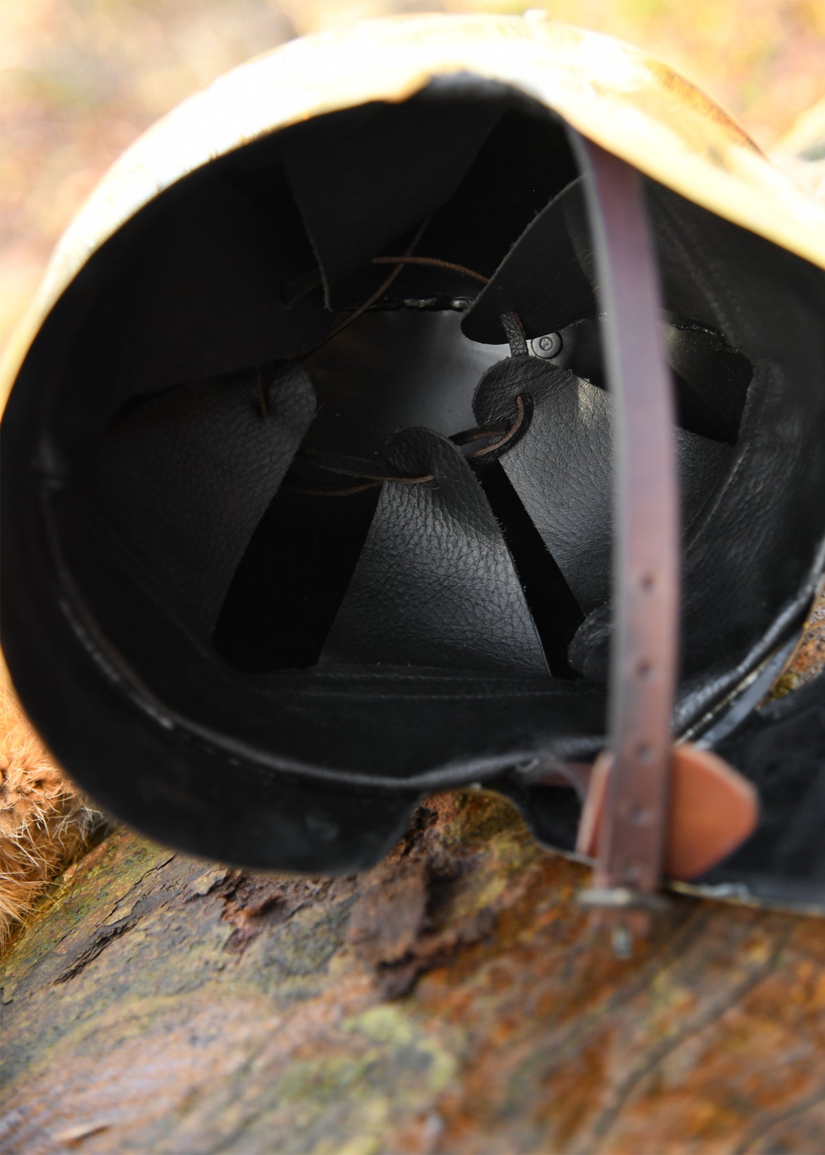 Casco griego corintio con penacho