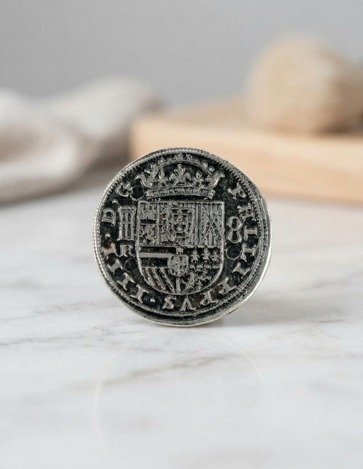 Moneda 8 reales plateada, 3,5 cms.