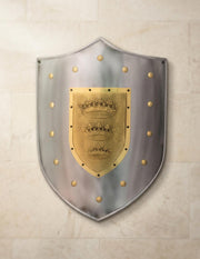 Escudo con grabado de coronas