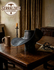 Sombrero Tricornio de Capitán con Grabado Barroco, Cuero negro Deluxe