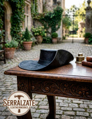 Sombrero Tricornio de Capitán con Grabado Barroco, Cuero negro Deluxe