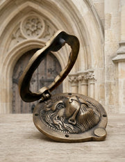 Aldaba medieval modelo León en latón antiguo