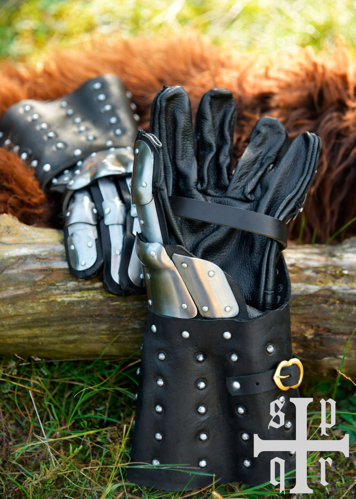 Guantes medievales con protecciones de placas, S. XIV