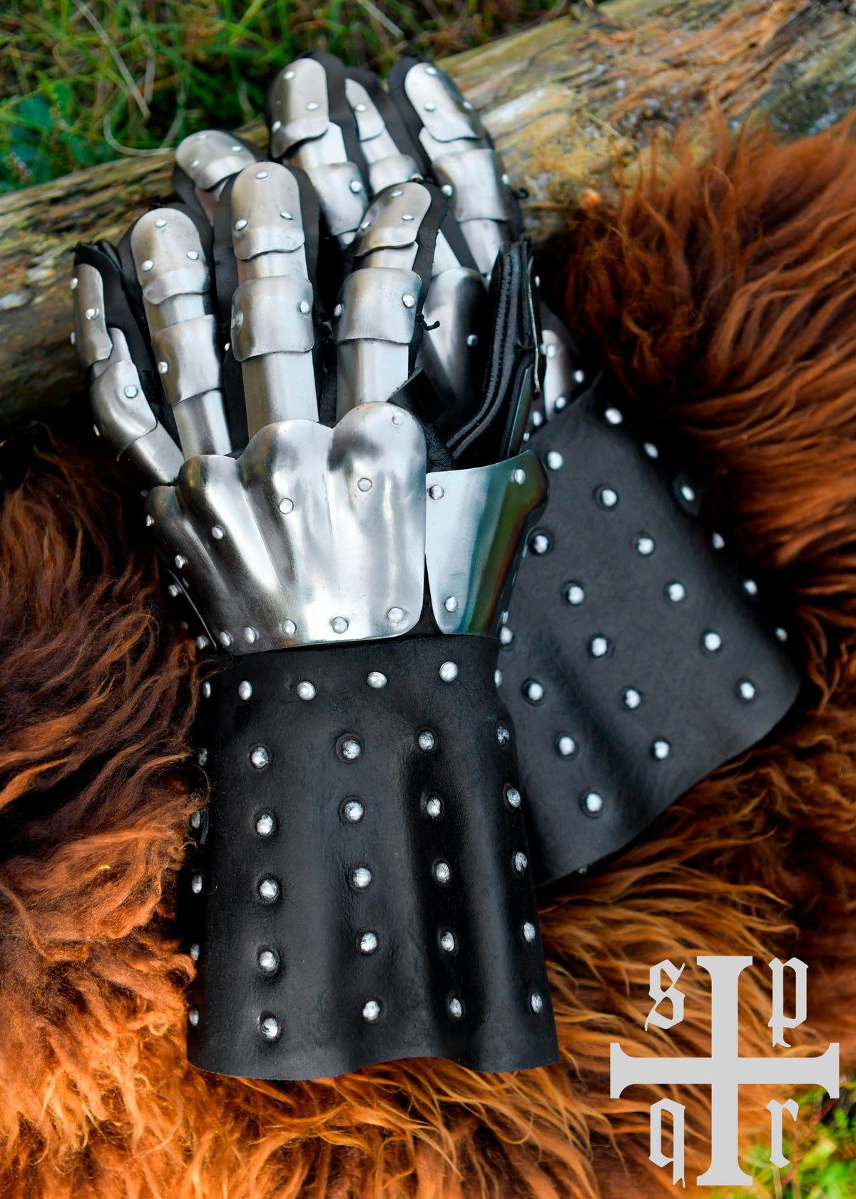 Guantes medievales con protecciones de placas, S. XIV