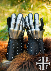 Guantes medievales con protecciones de placas, S. XIV