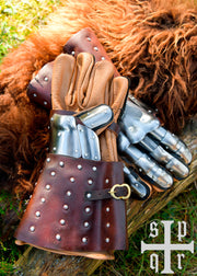 Guantes medievales con protecciones de placas, S. XIV