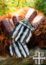 Guantes medievales con protecciones de placas, S. XIV