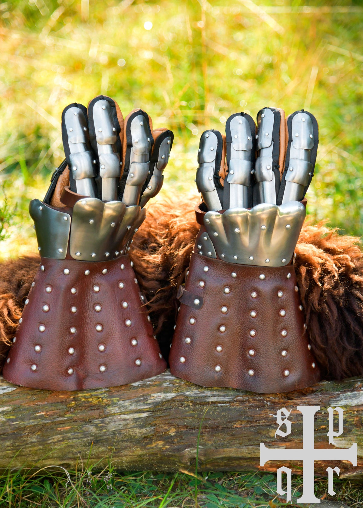 Guantes medievales con protecciones de placas, S. XIV