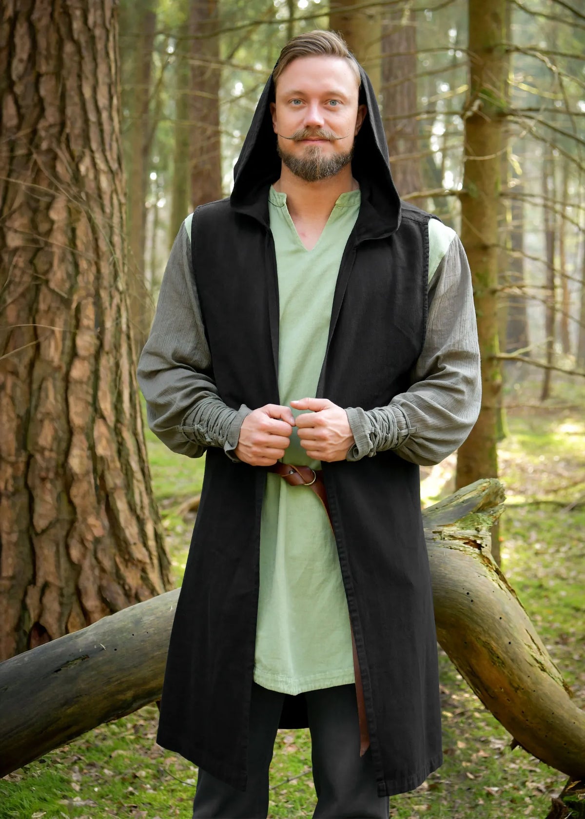 Chaleco medieval con capucha modelo Lorun, color negro