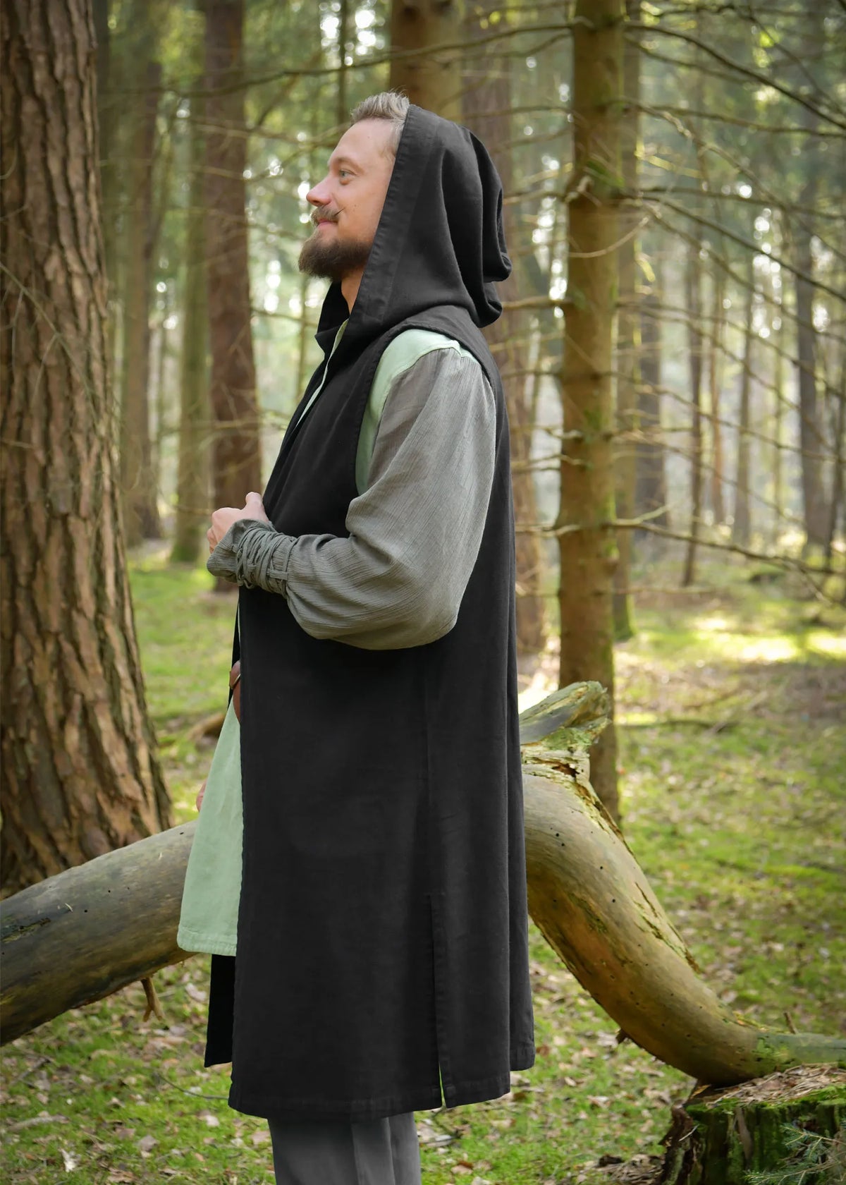 Chaleco medieval con capucha modelo Lorun, color negro
