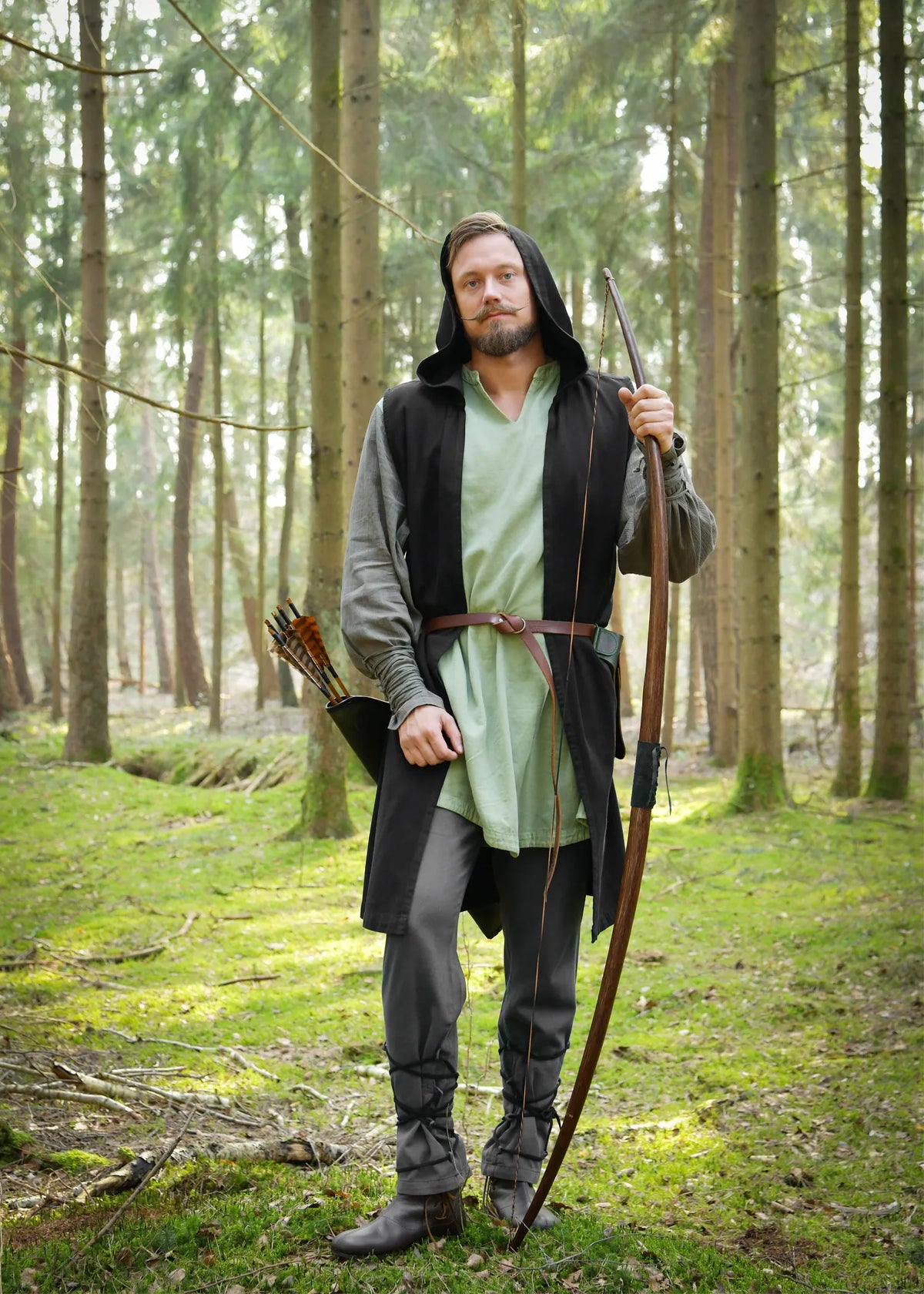 Chaleco medieval con capucha modelo Lorun, color negro