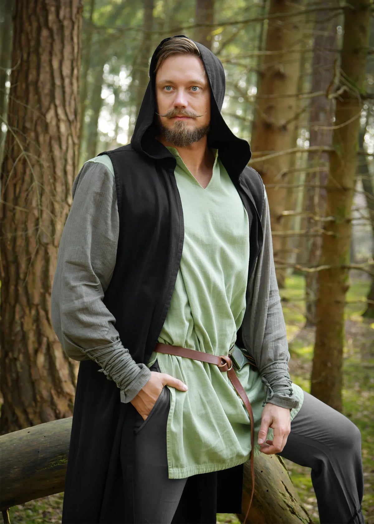 Chaleco medieval con capucha modelo Lorun, color negro