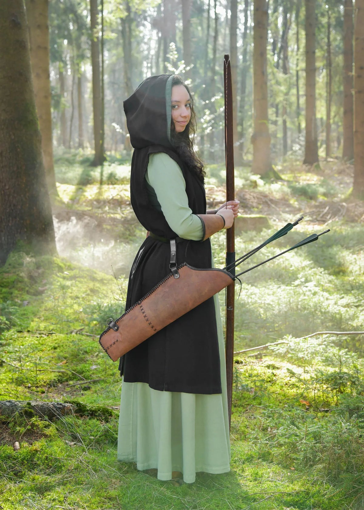 Chaleco medieval con capucha modelo Lorun, color negro