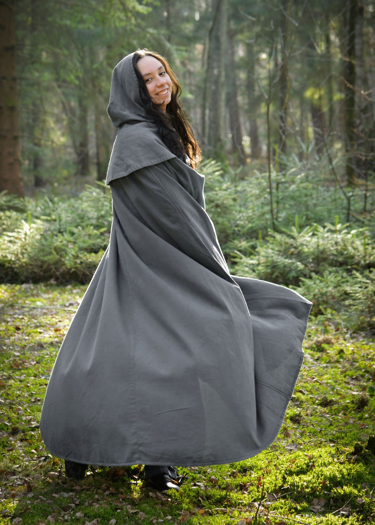 Capa medieval con capucha modelo Isen, color gris