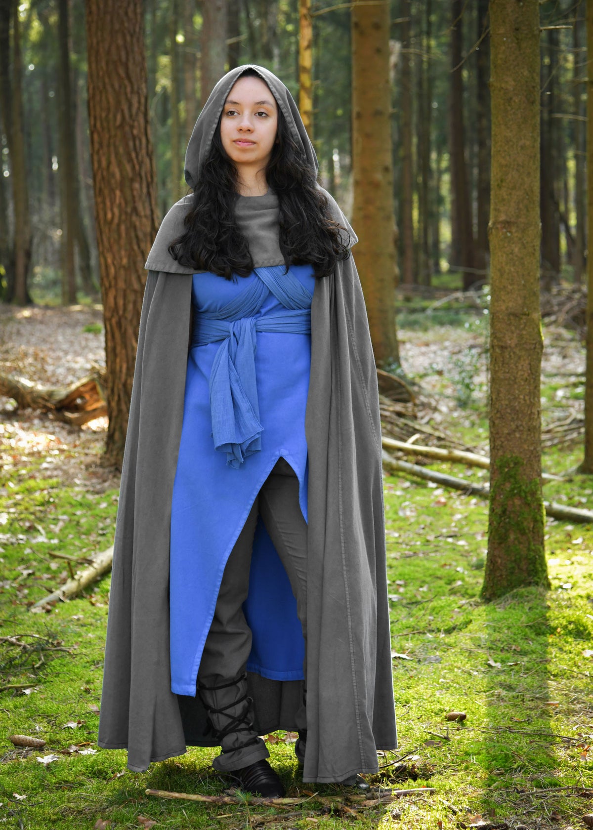 Capa medieval con capucha modelo Isen, color gris