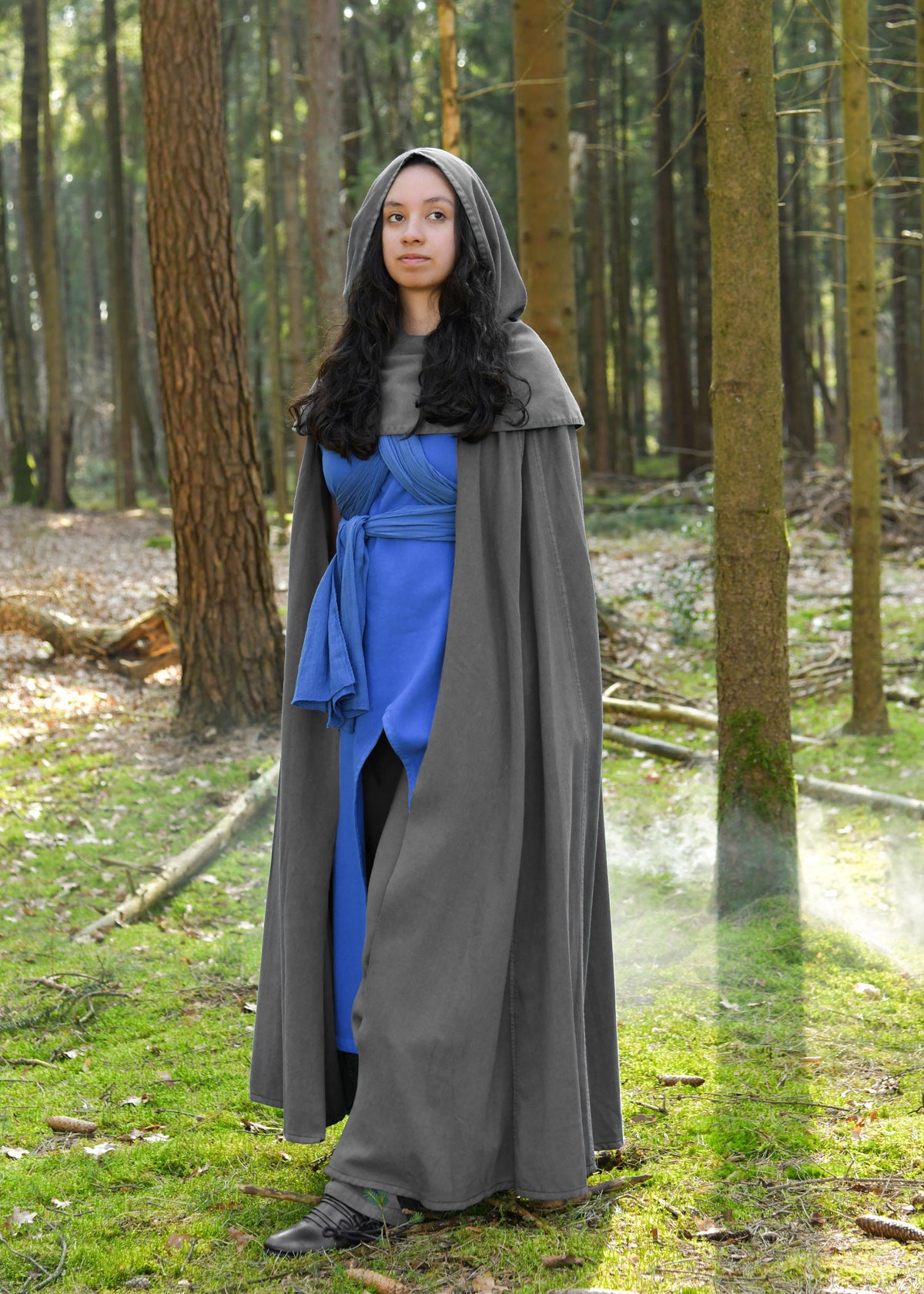 Capa medieval con capucha modelo Isen, color gris