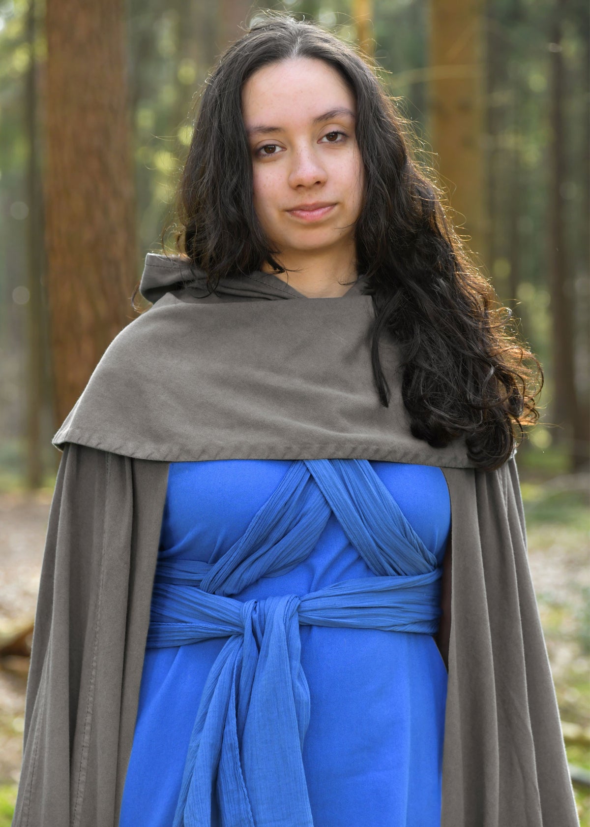 Capa medieval con capucha modelo Isen, color gris