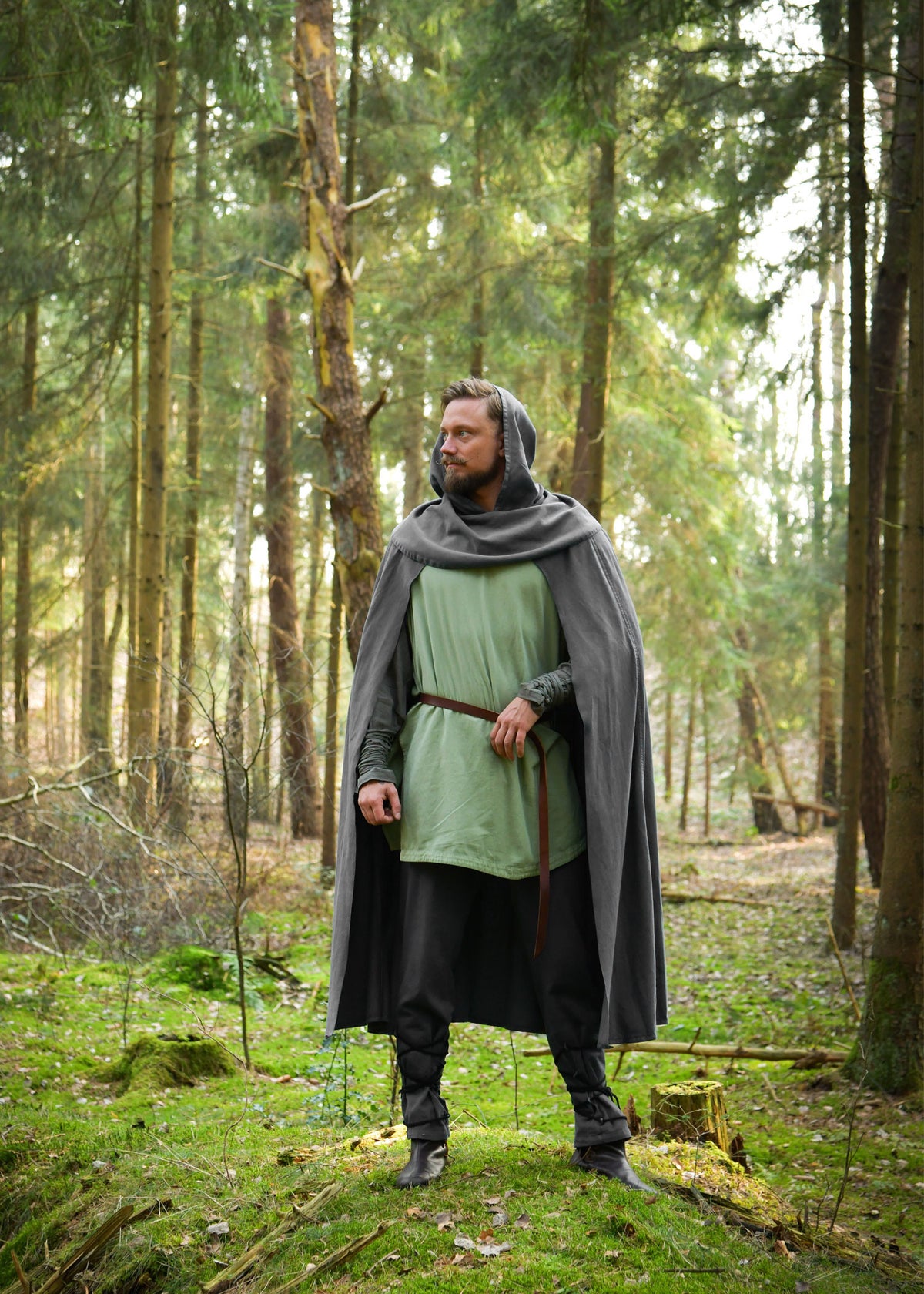 Capa medieval con capucha modelo Isen, color gris