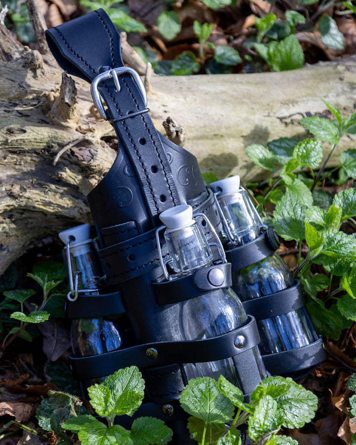 Portabotellas medieval triple en cuero negro, modelo Tiberius