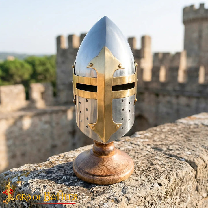 Yelmo medieval tipo Sugarlof en miniatura, con soporte