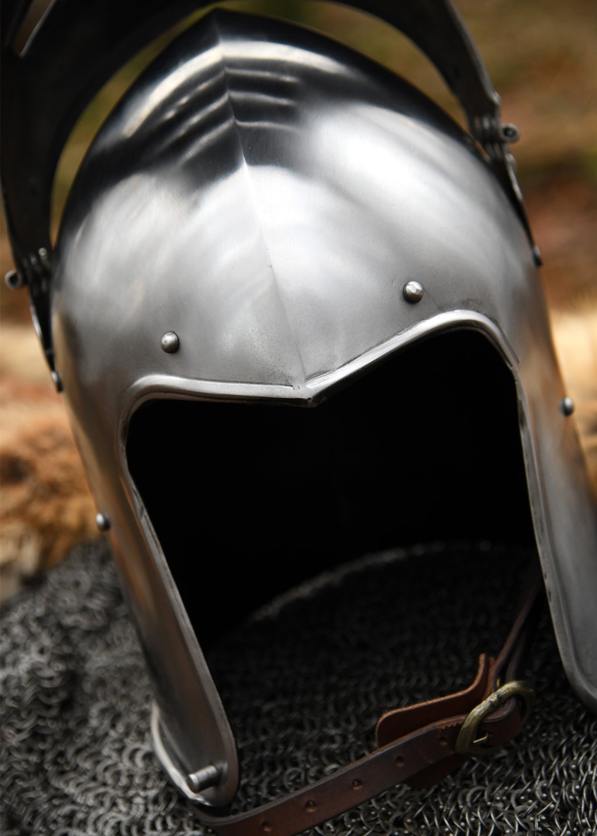 Bacinete de guerrero medieval, con visera